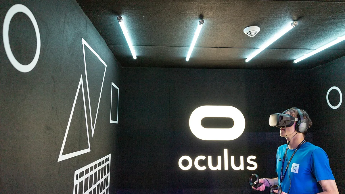 Stoisko z goglami VR na targach — zwiedzający przymierzają sprzęt