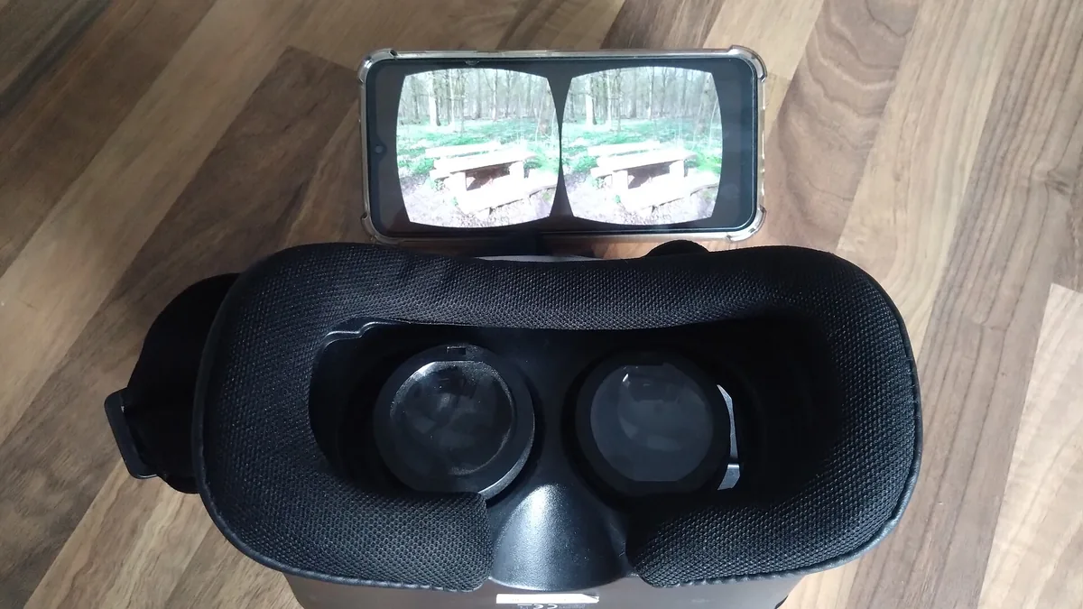 Obudowa VR z włożonym smartfonem i obrazem podzielonym na dwoje oczu
